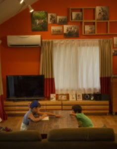 家族写真の飾っているリビング