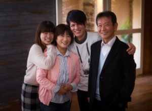 大人の4人家族写真