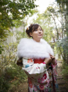 白い振袖を着た成人女性