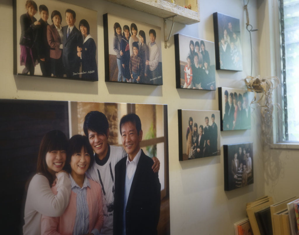 壁に飾っている家族写真