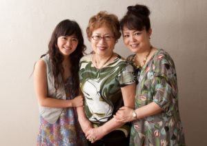 女性親子３世代記念写真