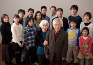 金婚式記念16人大家族写真