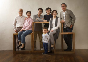 カジュアルな祖父母と大家族写真