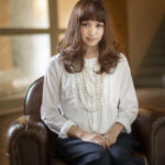 椅子に座った20代女性