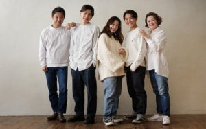 白リンクコーデ5人家族写真