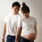 手を繋いだ夫婦のマタニティフォト