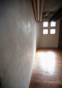 スタジオの漆喰の壁とアンティークフローリング