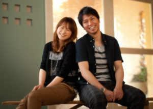 椅子に座って夫婦記念写真