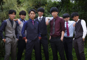 友達と大学卒業記念写真