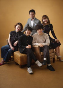 椅子に座った家族５人