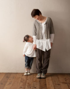 見つめ合う祖母と孫