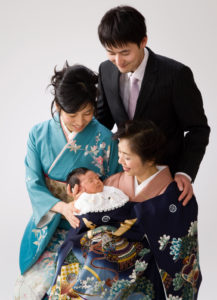 おばあちゃんと両親のお宮参り家族写真