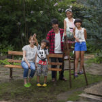 外で5人家族写真