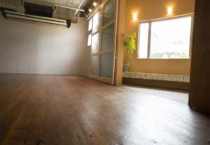スタジオのアンティークフローリング