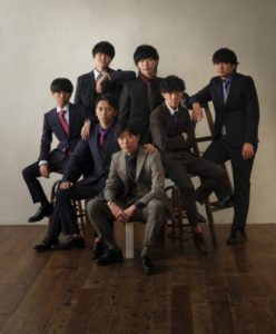 スーツを着た男子7人成人記念グループ写真