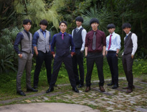 外でスーツを着た成人式男子グループ写真