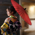 振袖を着て赤い傘を持った二十歳の女性