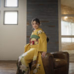 振袖を着て椅子に座る成人女性