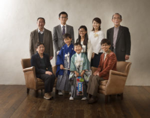5歳男の子七五三祖父母と9人家族写真