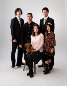 男の成人記念スーツで家族5人犬と一緒に