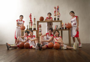 トロフィーと卒部記念友達７人