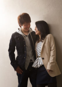 見つめ合うカップル