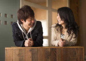 向かい合って笑う夫婦