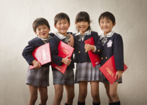 友達4人で卒園証書を持って卒園記念