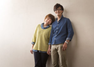 手を繋いだ夫婦