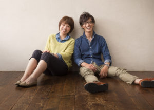 床に座ったカップル