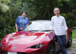 愛車と一緒に夫婦記念撮影