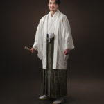 白い羽織を着て成人記念写真