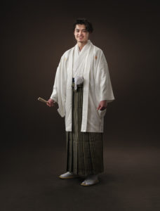 白い羽織を着て成人記念写真