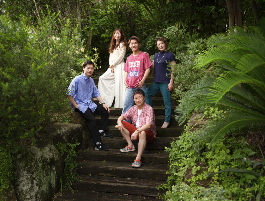 枕木の階段で5人家族写真