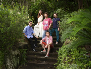 枕木の階段で5人家族写真