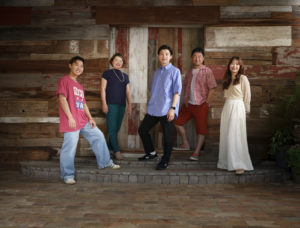 アンティークウッドの壁の前で5人家族写真