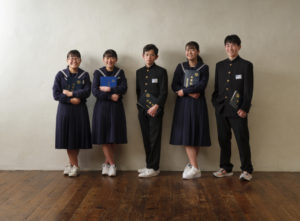 中学校卒業証書を持った友達5人