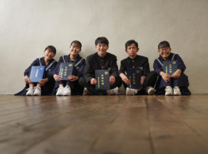 中学校卒業記念友達5人制服で