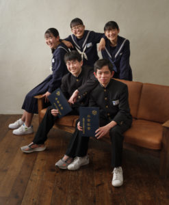 友達5人制服で中学校卒業記念