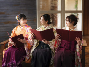 大学卒業袴友達3人で卒業証書を持って