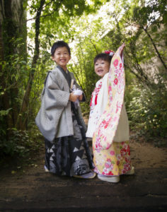 3歳女の子と5歳男の子七五三兄妹写真