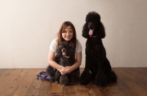 犬２匹と女性