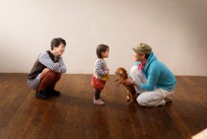 犬と1歳記念家族写真