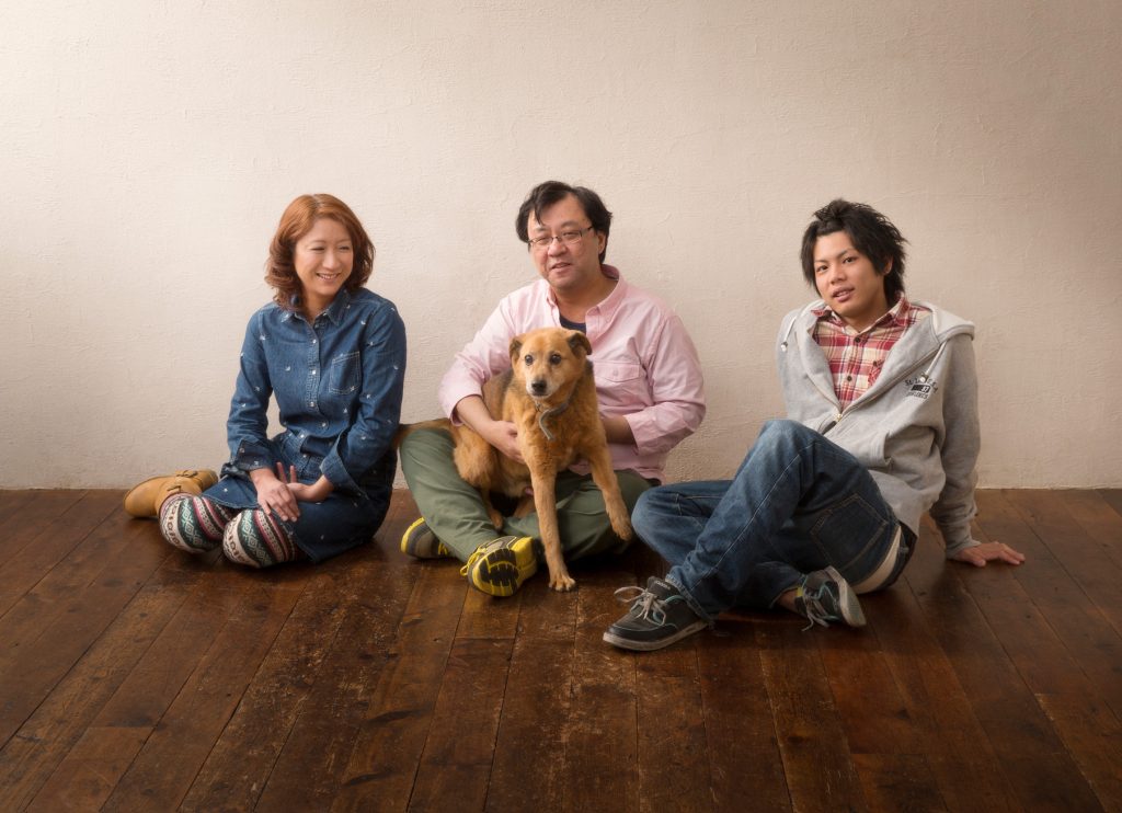 ペットと一緒に家族写真