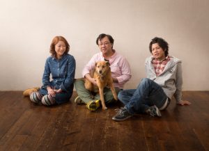 ペットと一緒に家族写真