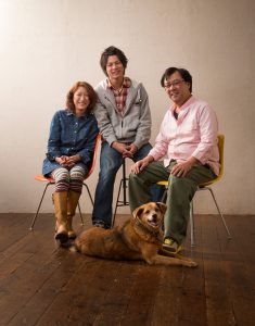 ペットと一緒に家族写真