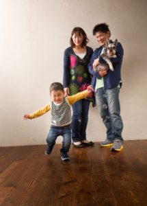 犬とお誕生記念家族写真