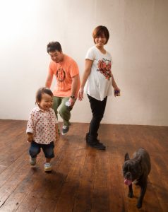 犬と記念家族写真