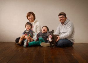 ペットと一緒に家族記念写真