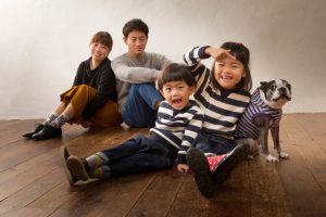 ペットと一緒に家族写真